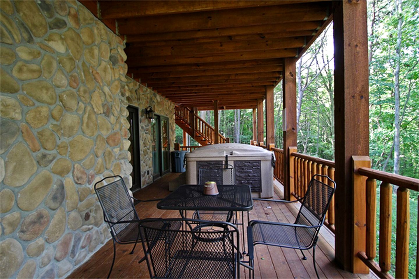 Rustic Vacation Cabin with a Private Hot Tub near Lake Logan, Ohio