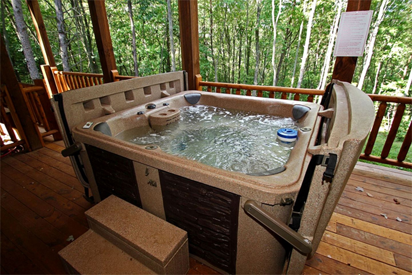 Rustic Vacation Cabin with a Private Hot Tub near Lake Logan, Ohio