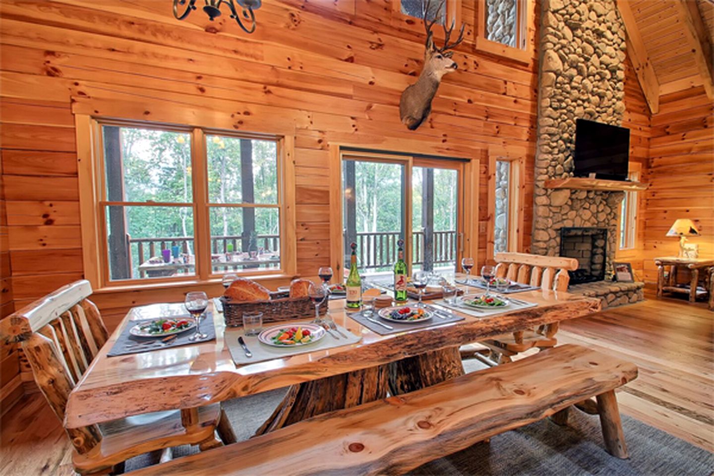 Rustic Vacation Cabin with a Private Hot Tub near Lake Logan, Ohio