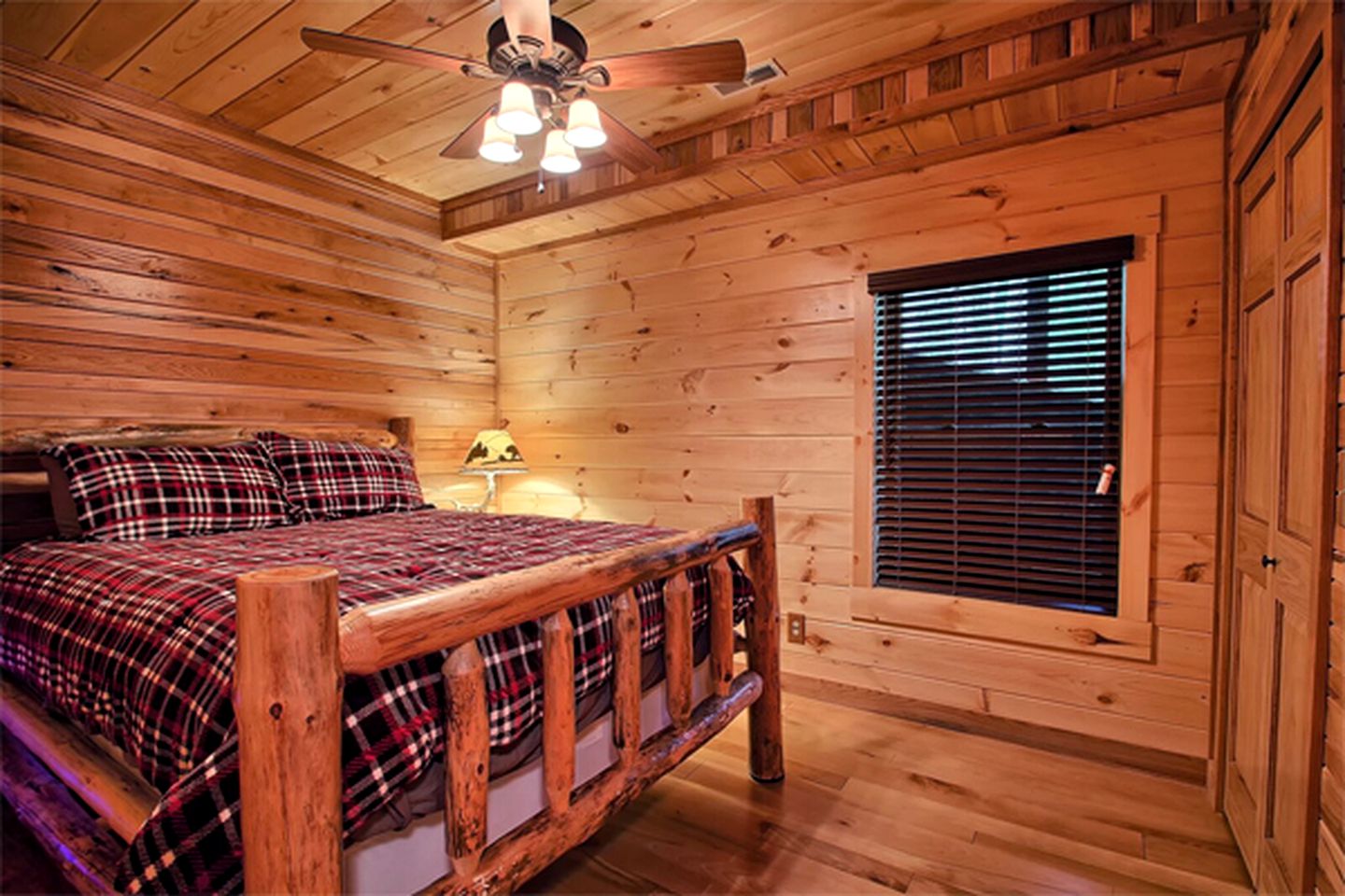 Rustic Vacation Cabin with a Private Hot Tub near Lake Logan, Ohio