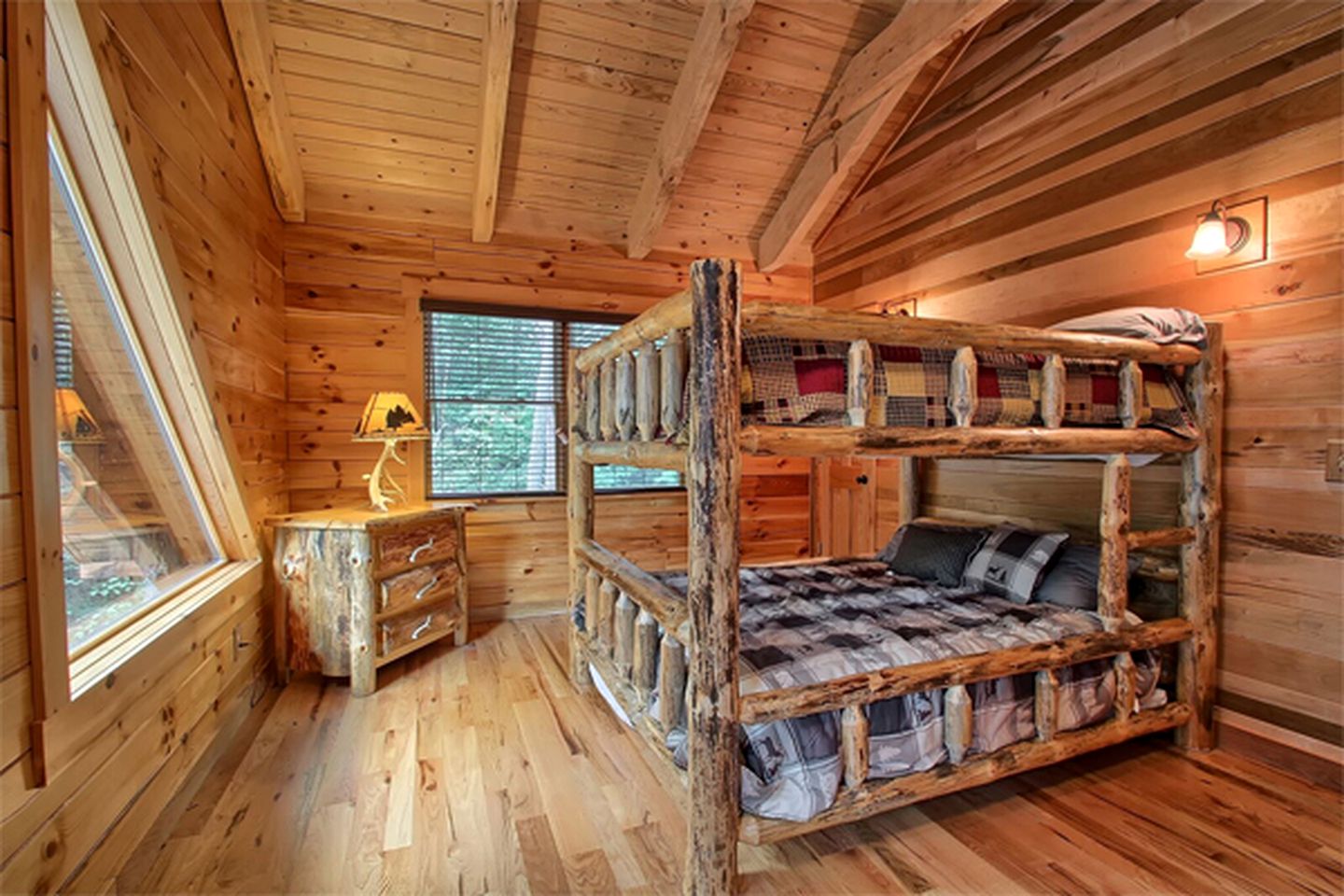 Rustic Vacation Cabin with a Private Hot Tub near Lake Logan, Ohio