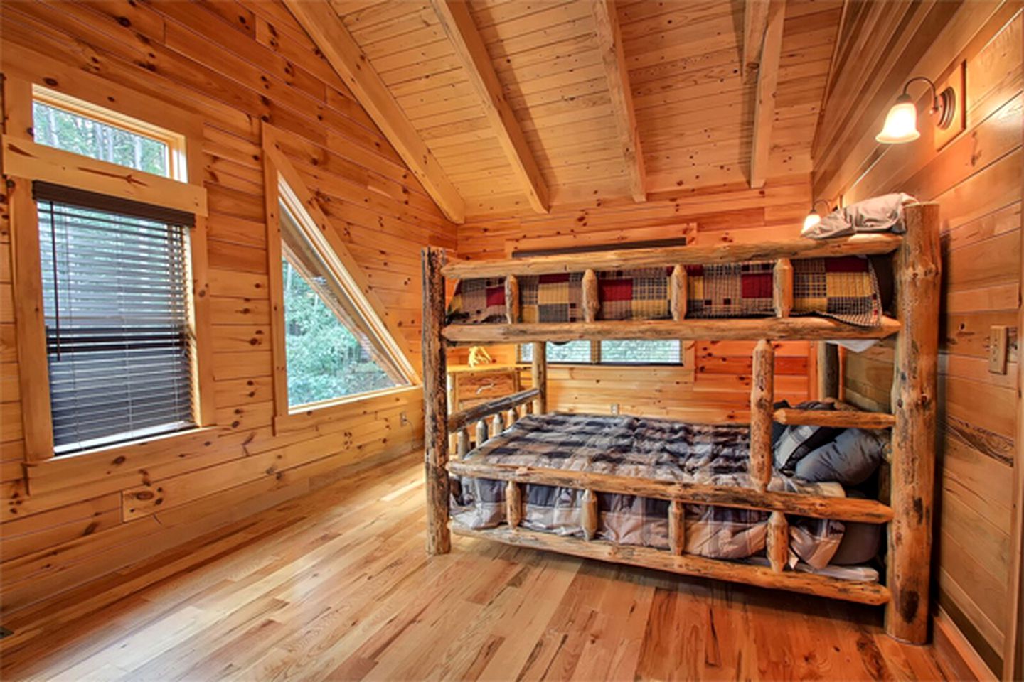 Rustic Vacation Cabin with a Private Hot Tub near Lake Logan, Ohio