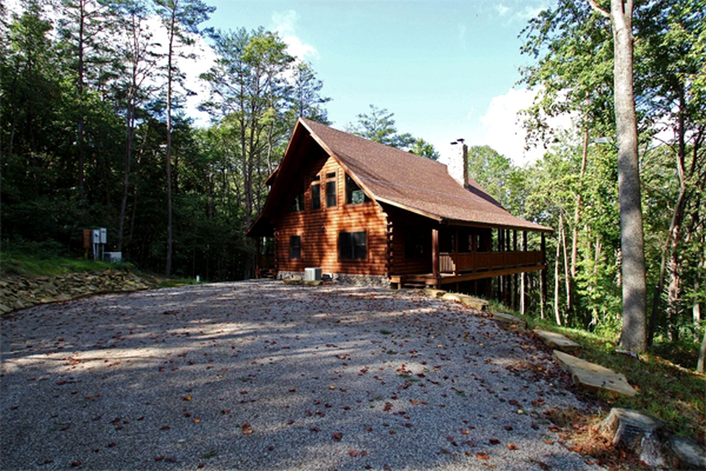 Rustic Vacation Cabin with a Private Hot Tub near Lake Logan, Ohio