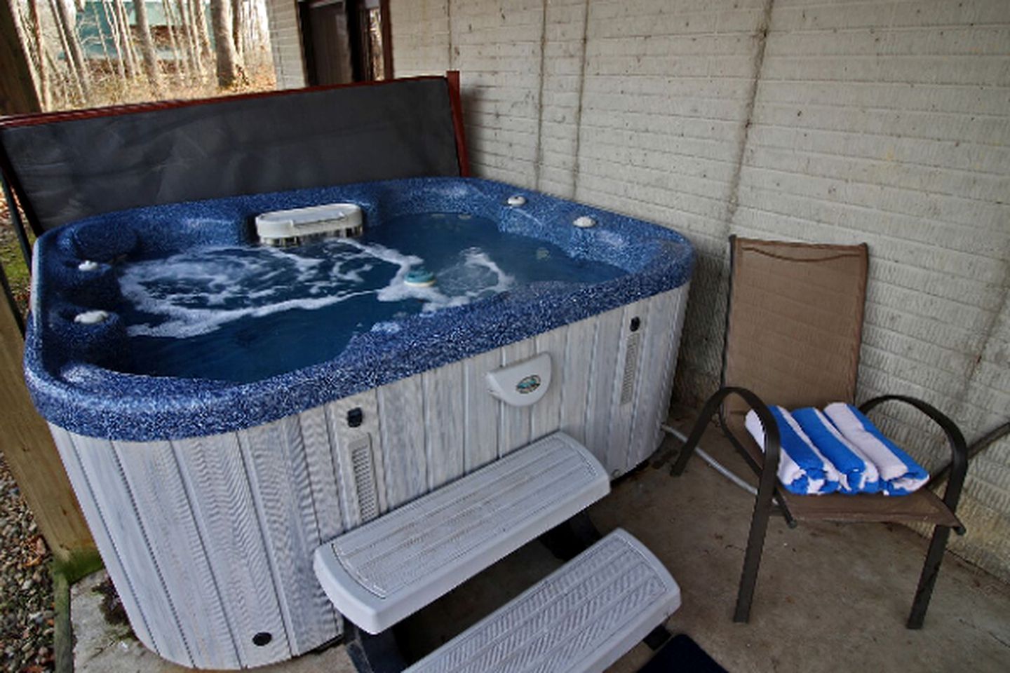 Secluded Log Cabin Rental with a Hot Tub in the Hocking Hills, Ohio