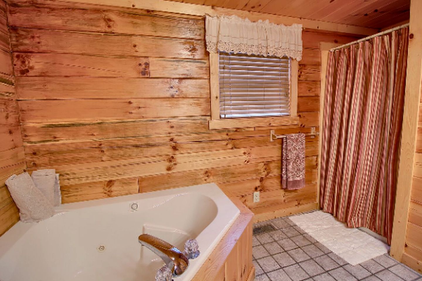 Secluded Log Cabin Rental with a Hot Tub in the Hocking Hills, Ohio