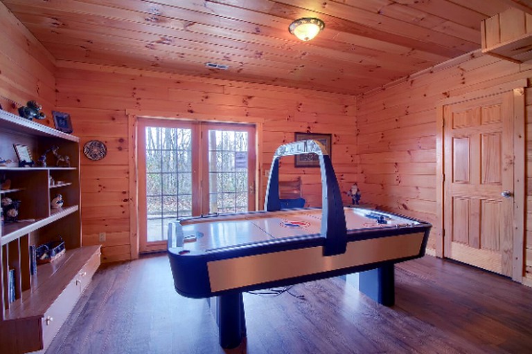 Log Cabins (Logan, Ohio, United States)