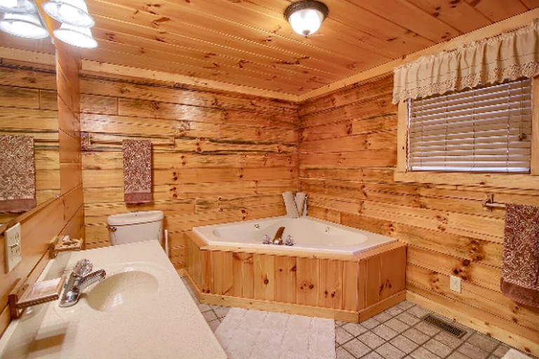 Log Cabins (Logan, Ohio, United States)