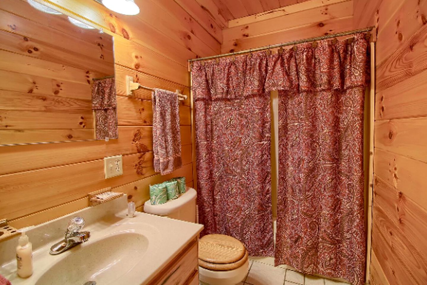 Secluded Log Cabin Rental with a Hot Tub in the Hocking Hills, Ohio