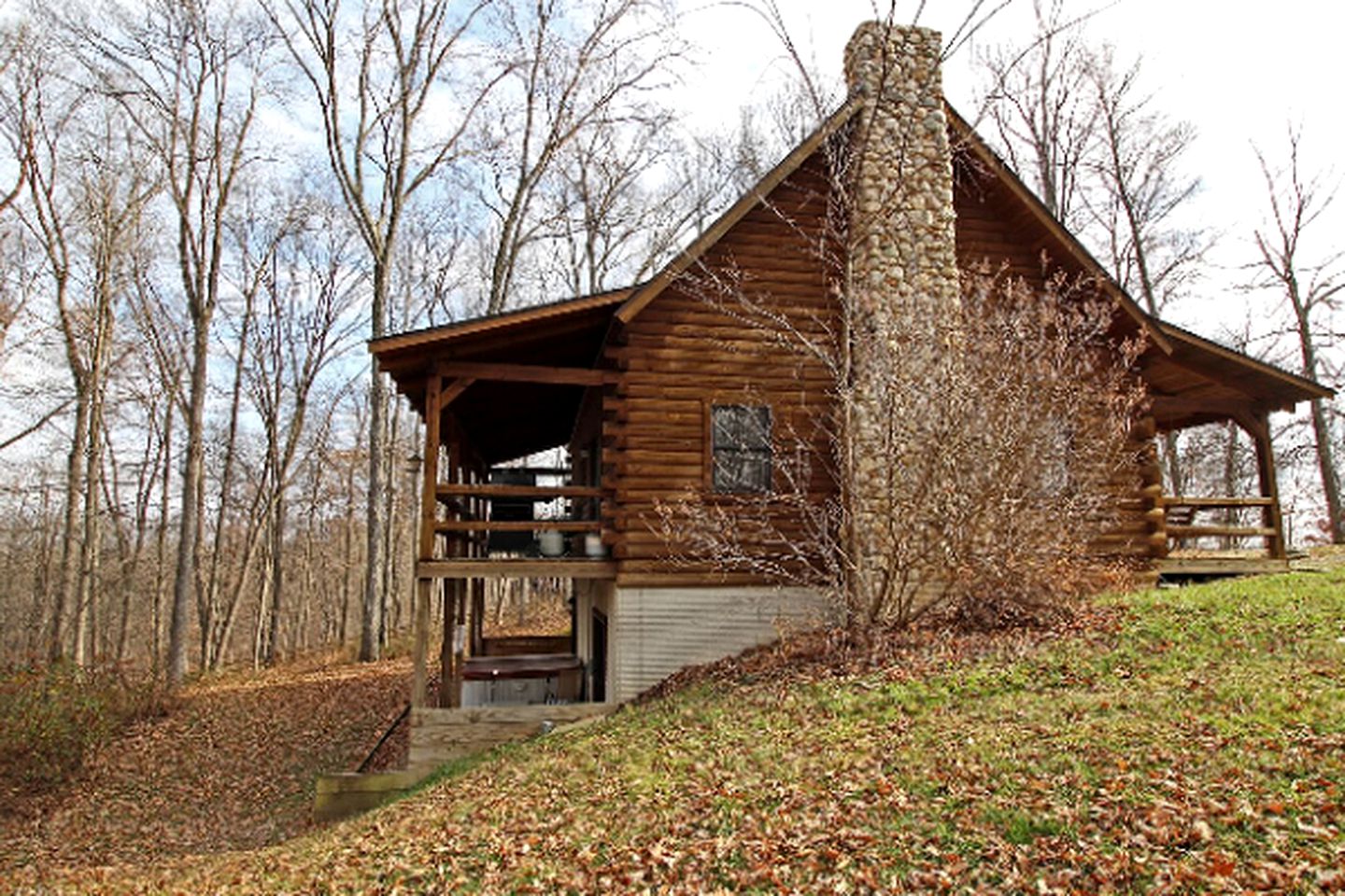 Secluded Log Cabin Rental with a Hot Tub in the Hocking Hills, Ohio