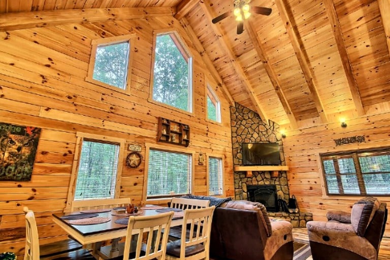 Log Cabins (Logan, Ohio, United States)