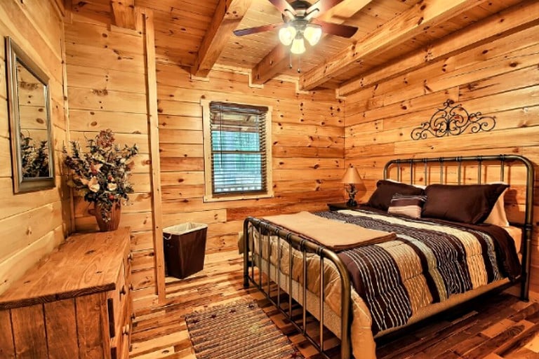 Log Cabins (Logan, Ohio, United States)