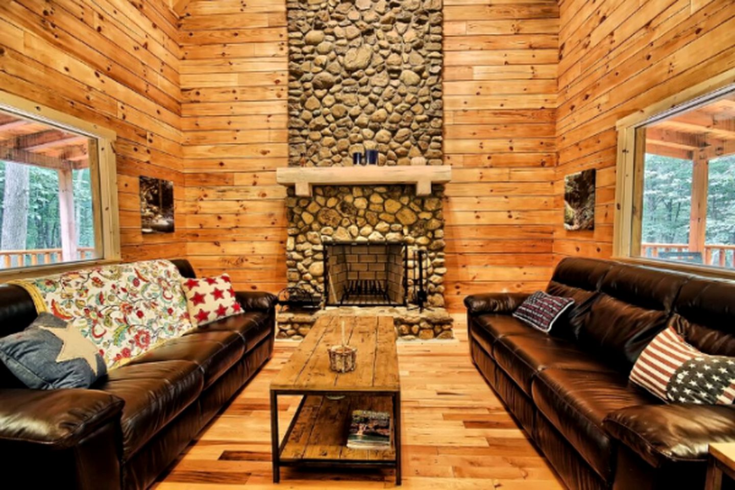 Delightful Vacation Cabin Perfect for a Large Group near Ash Cave, Ohio