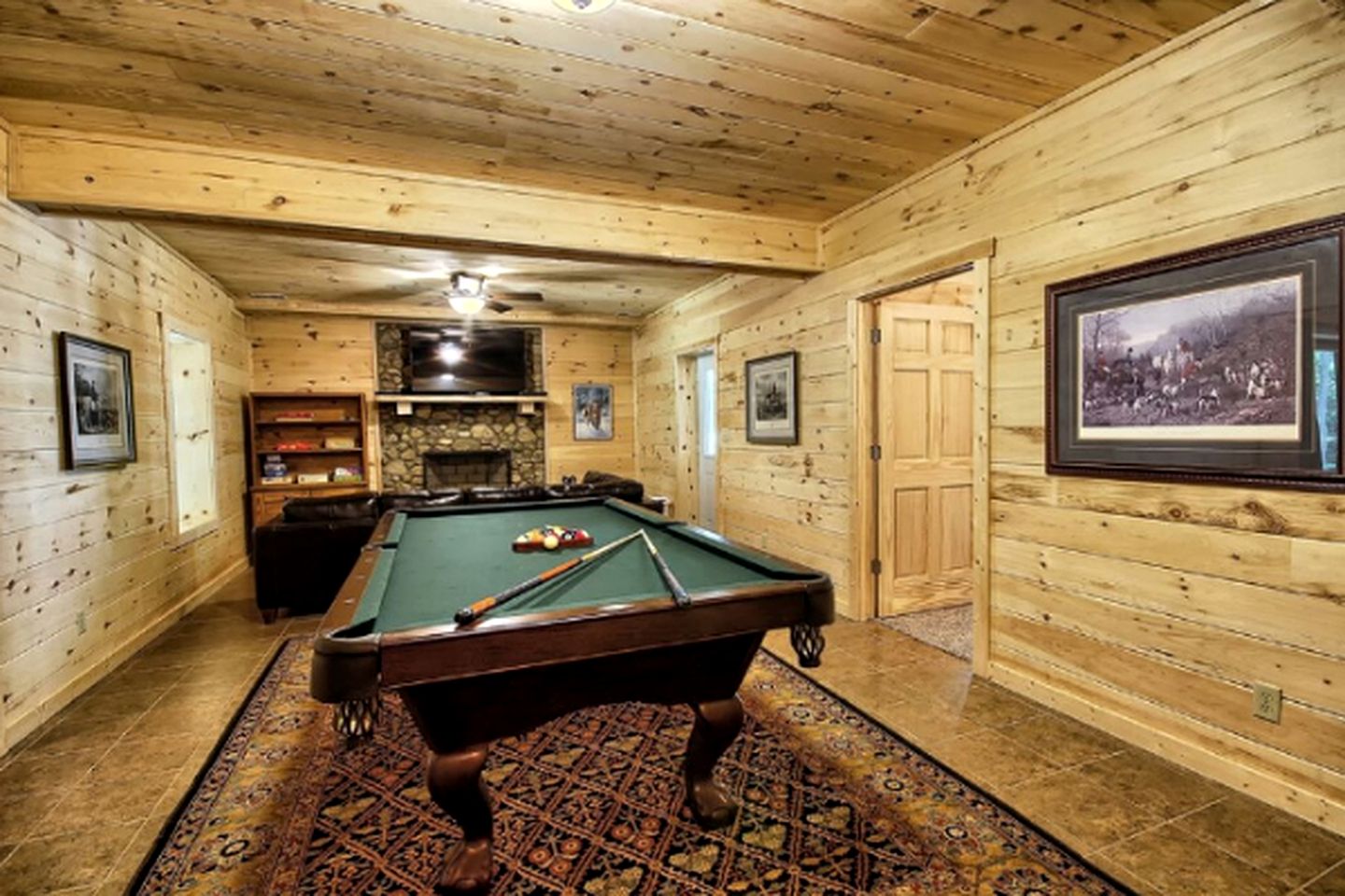 Delightful Vacation Cabin Perfect for a Large Group near Ash Cave, Ohio