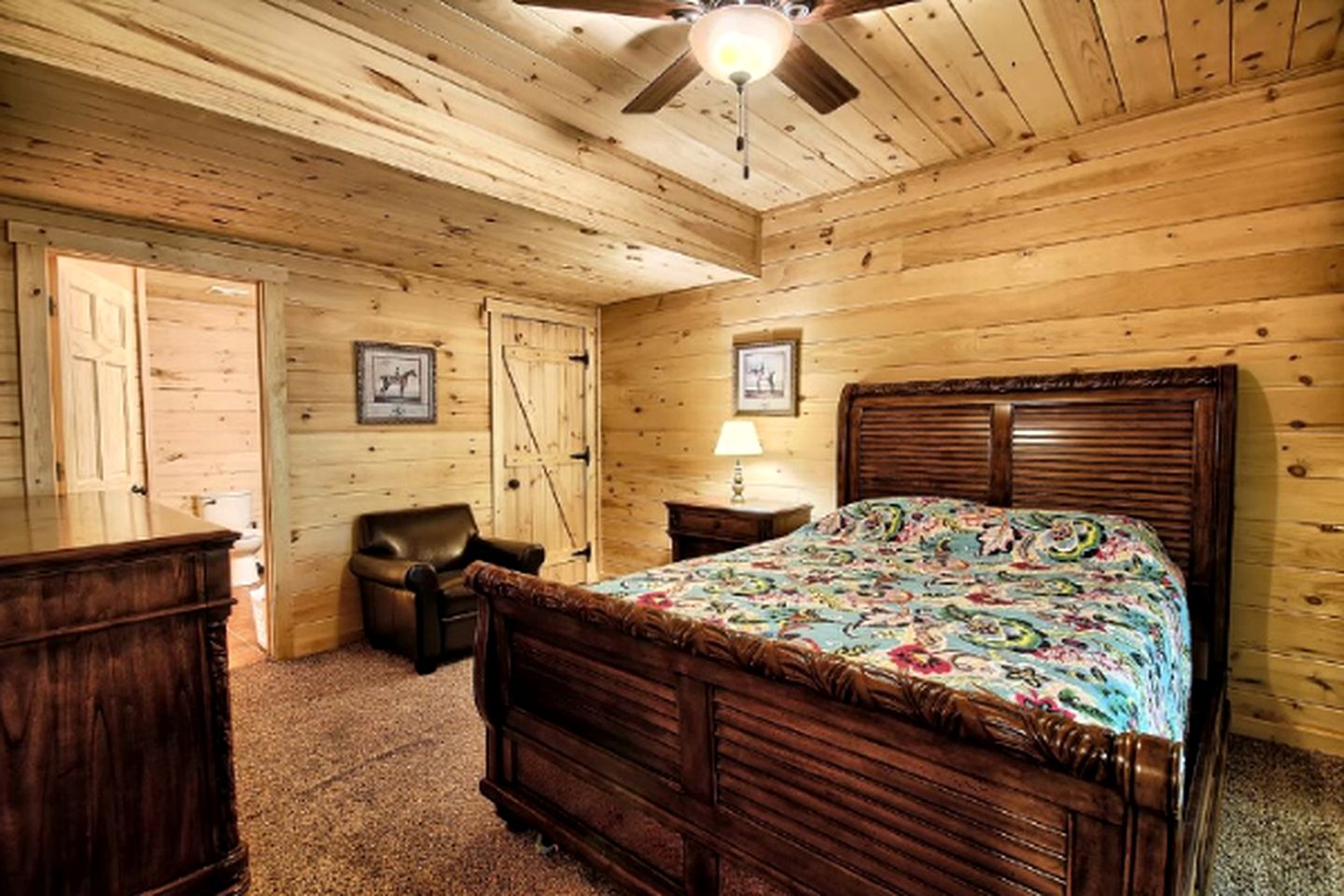 Delightful Vacation Cabin Perfect for a Large Group near Ash Cave, Ohio