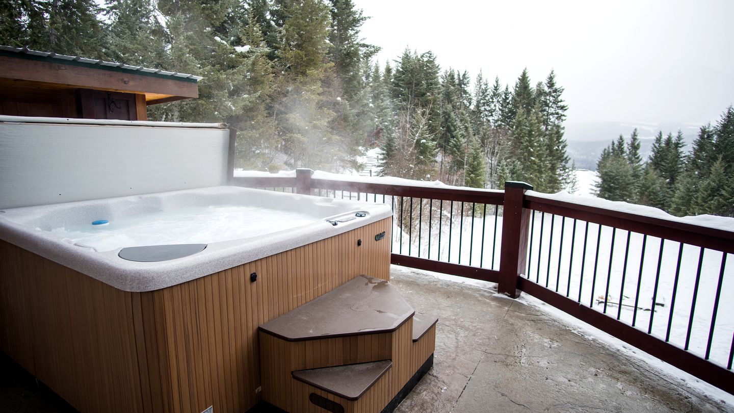 Spacious Secluded Cabin Getaway in the Rocky Mountains of British Columbia