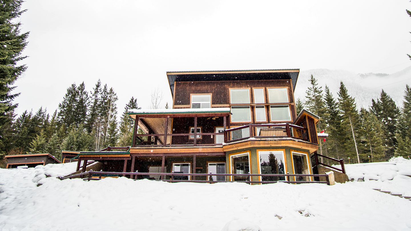 Spacious Secluded Cabin Getaway in the Rocky Mountains of British Columbia