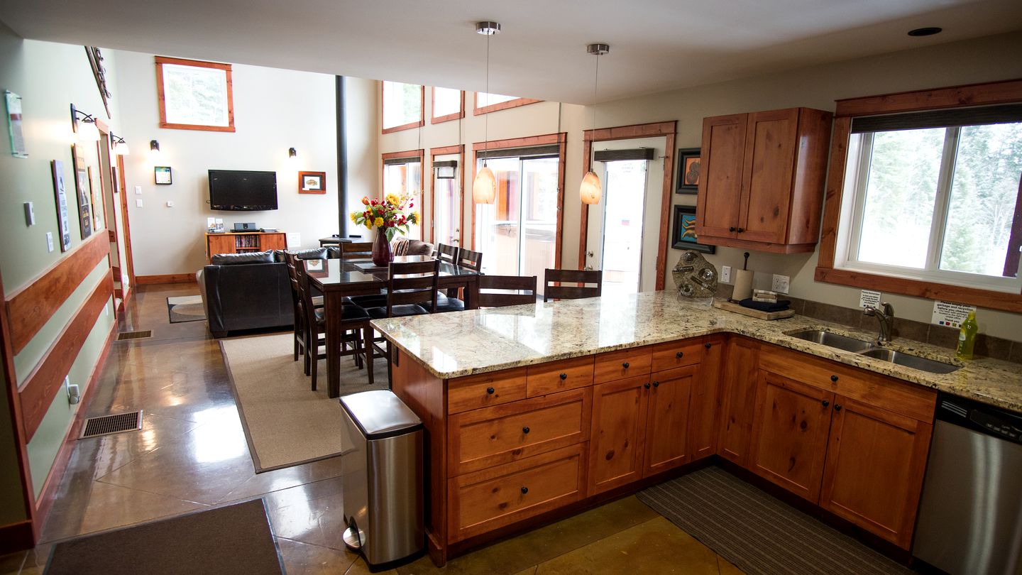 Spacious Secluded Cabin Getaway in the Rocky Mountains of British Columbia