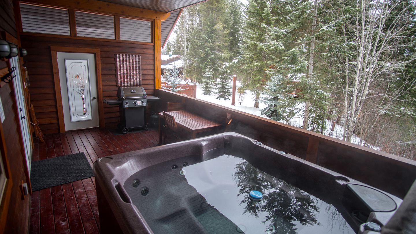 Cedar House Restaurant & Chalets, Cabins 16479, Golden, Canada