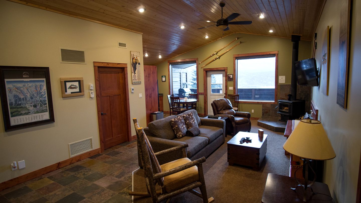 Mountain Cabin Retreat with a Hot Tub in Golden, British Columbia