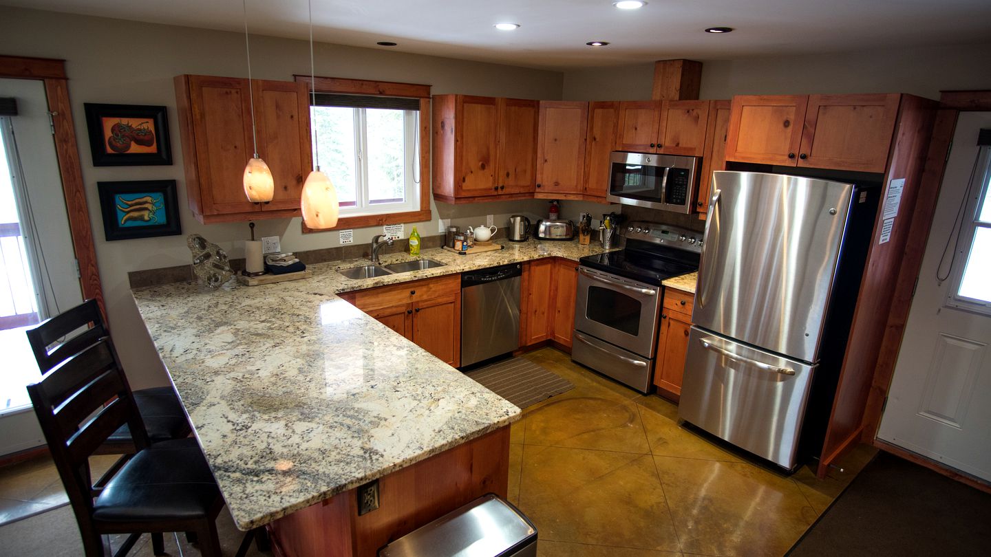 Spacious Secluded Cabin Getaway in the Rocky Mountains of British Columbia