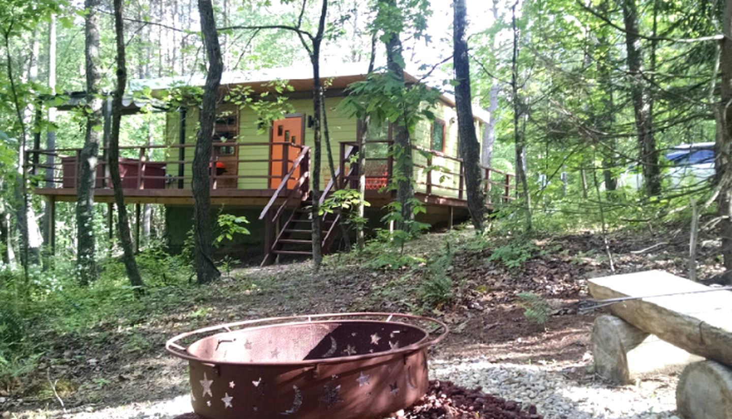 Romantic Getaway with Hot Tub near Columbus Ohio