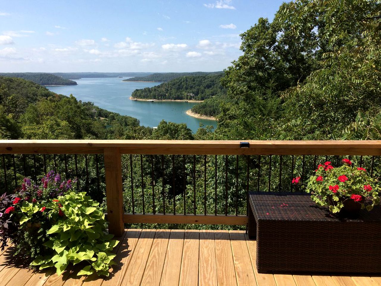 Cozy Log Cabin Rental with a Hot Tub and Views of Beaver Lake, Arkansas