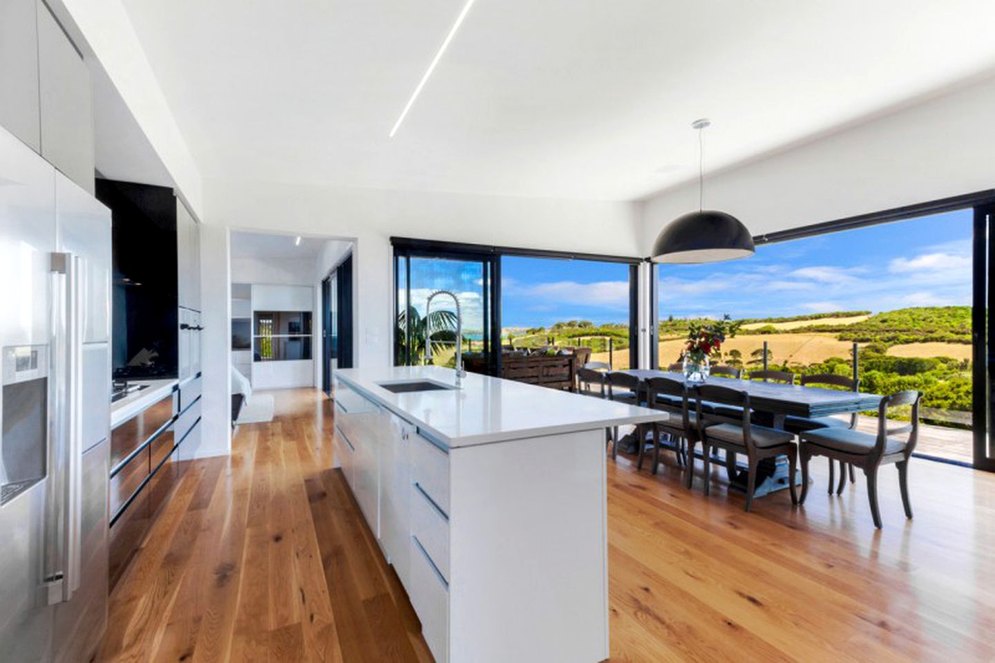 Modern Self-Catering Vacation Rental for 10 Guests on Waiheke Island, New Zealand