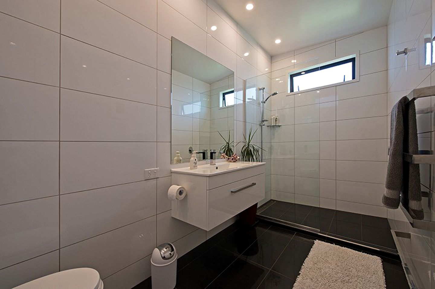 Two-Bedroom Luxury Vacation Rental with Vineyard Views near Auckland, New Zealand