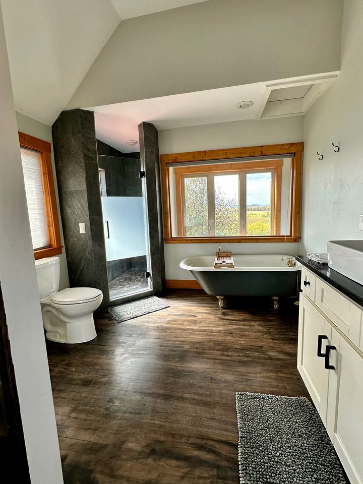 Beautiful Unit in a Scenic Farmhouse Retreat with Panoramic Views near Skiing & Trails in Tetonia, Idaho