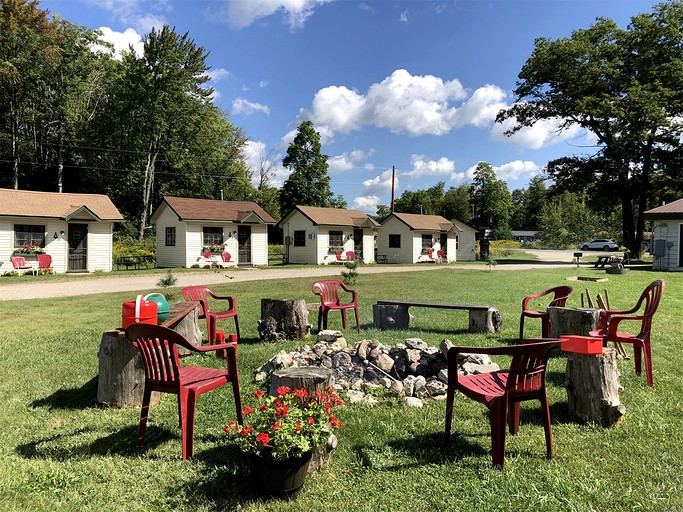 Cabins (United States of America, Cadillac, Michigan)