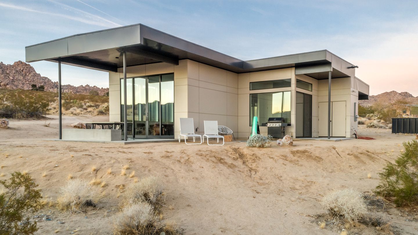 Secluded Modern Style Vacation Rental with Hot-tub in Joshua Tree, California