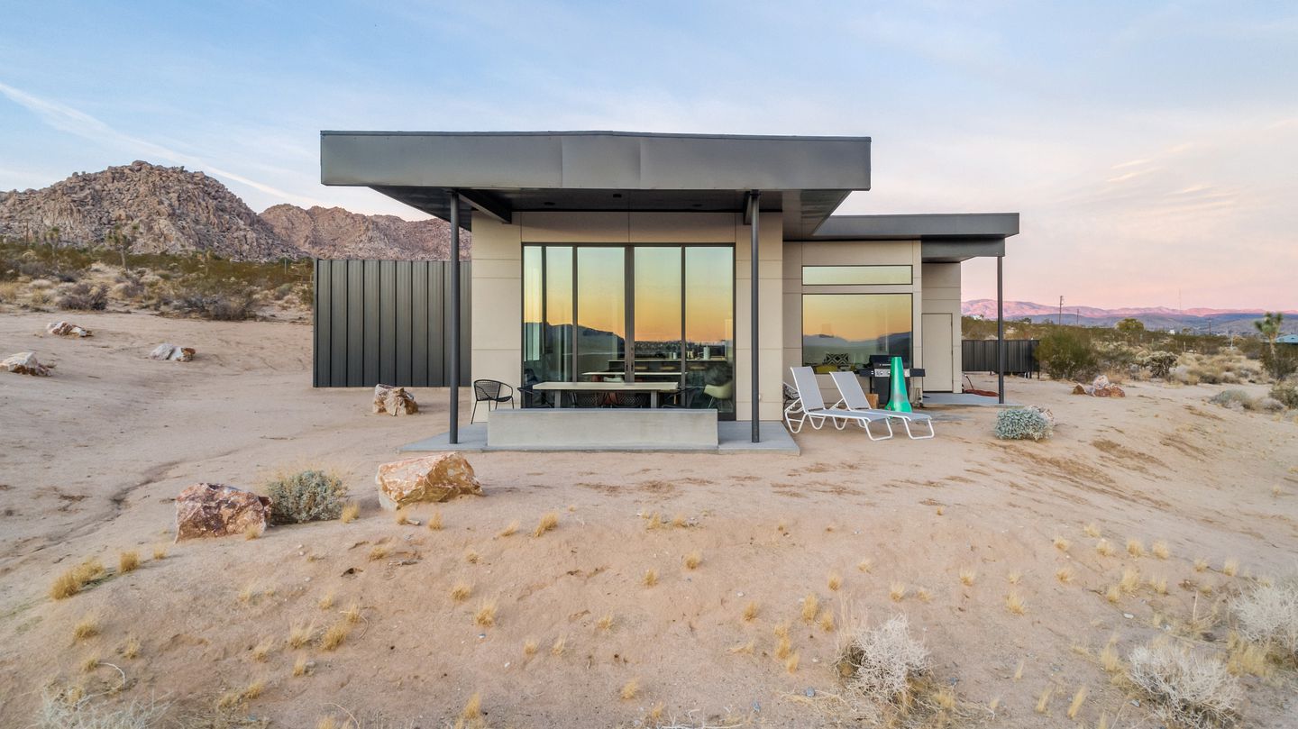 Secluded Modern Style Vacation Rental with Hot-tub in Joshua Tree, California
