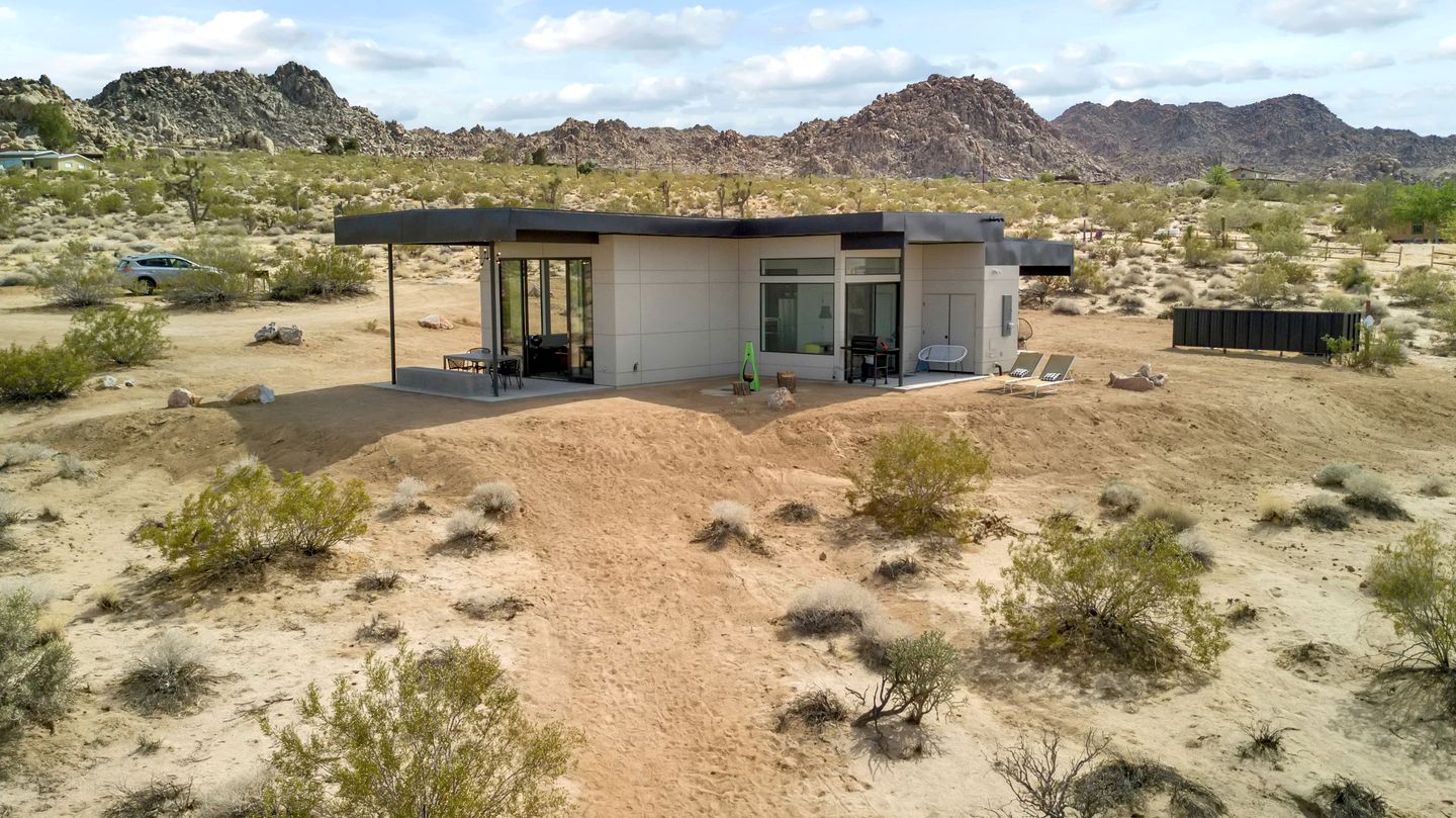 Secluded Modern Style Vacation Rental with Hot-tub in Joshua Tree, California