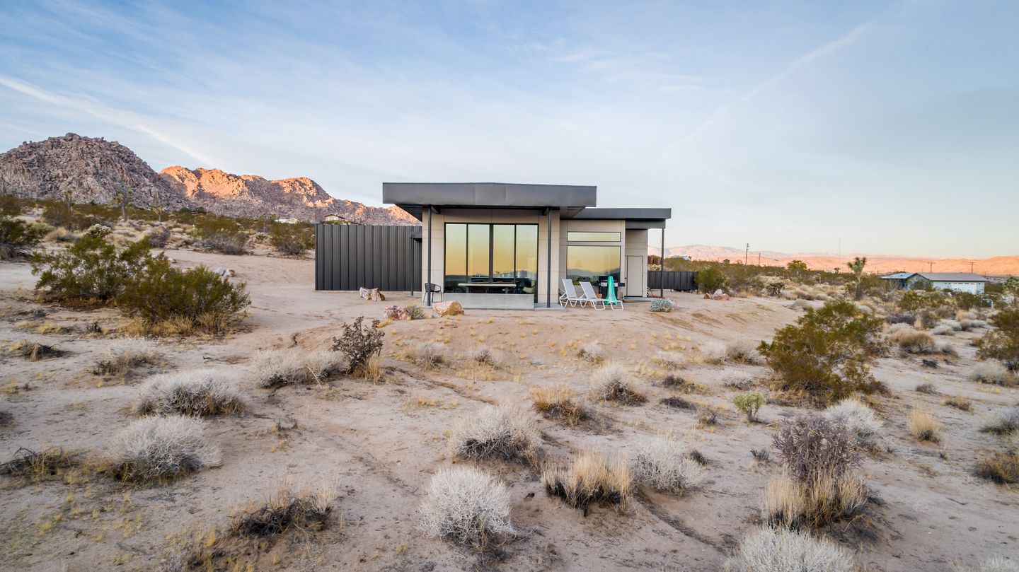 Secluded Modern Style Vacation Rental with Hot-tub in Joshua Tree, California