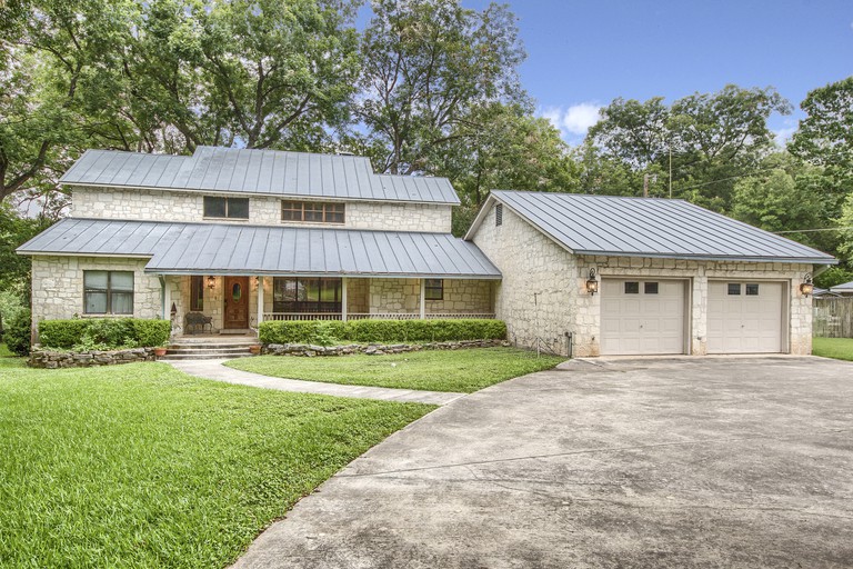 New Braunfels Glamping Retreat with Direct River Access. Ideal for Water Sports