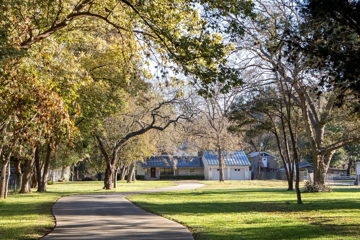 New Braunfels Glamping Retreat with Direct River Access. Ideal for Water Sports