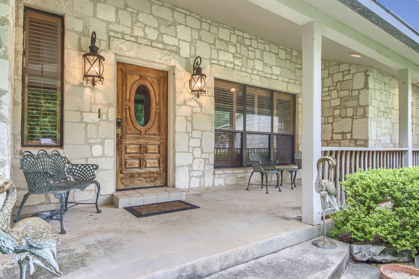 New Braunfels Glamping Retreat with Direct River Access. Ideal for Water Sports