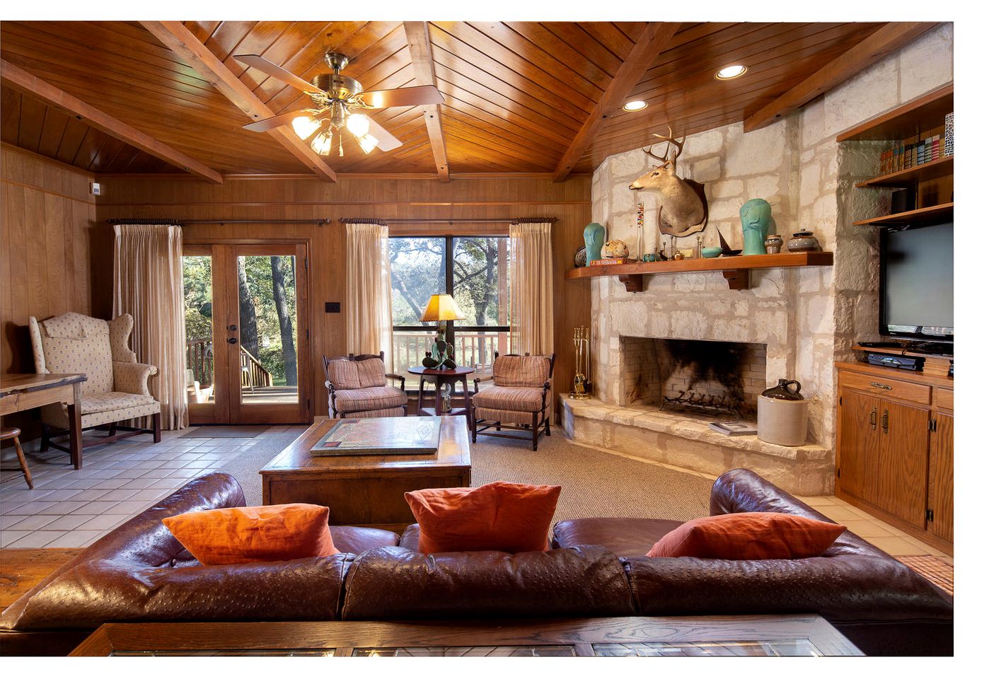 New Braunfels Glamping Retreat with Direct River Access. Ideal for Water Sports