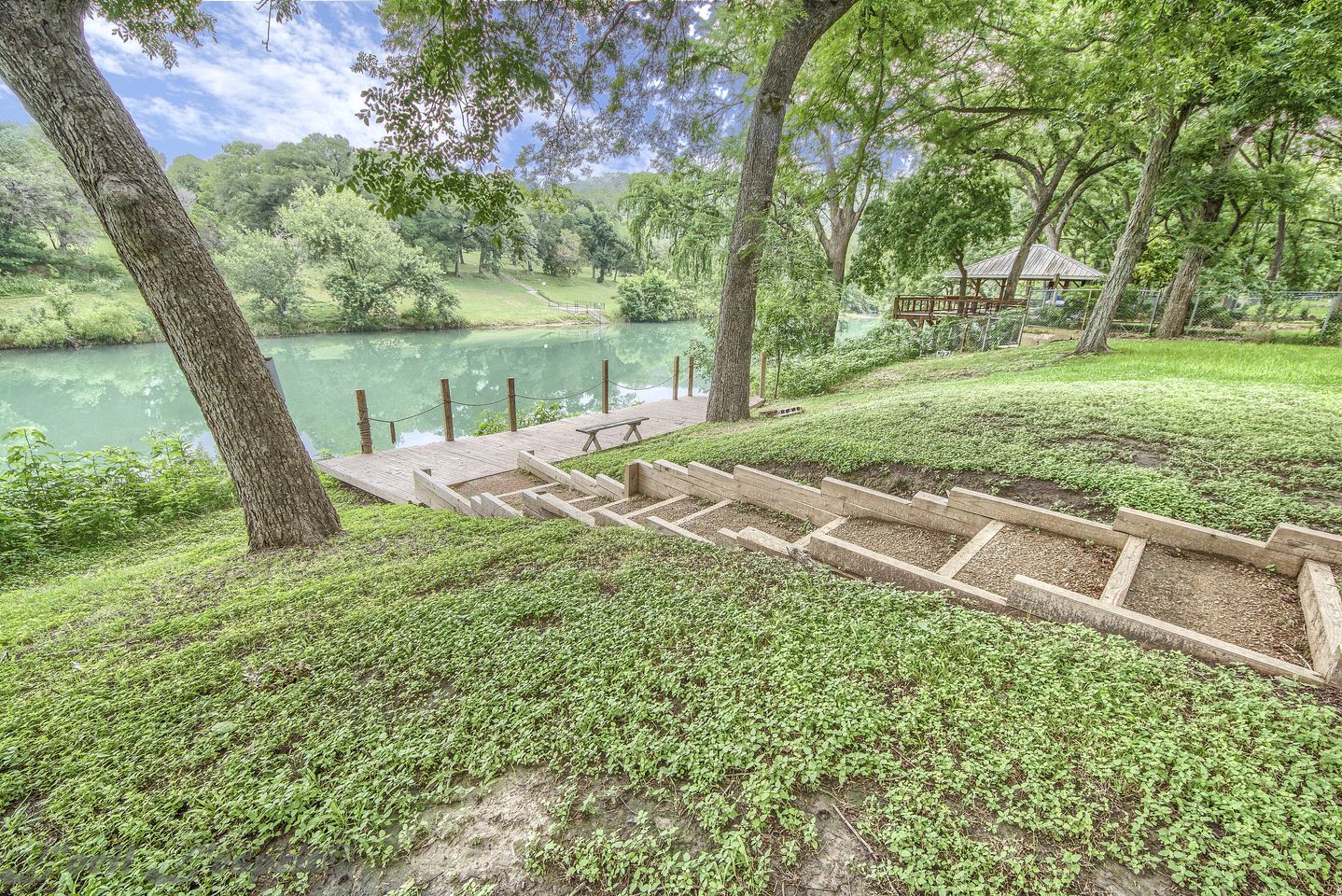 New Braunfels Glamping Retreat with Direct River Access. Ideal for Water Sports