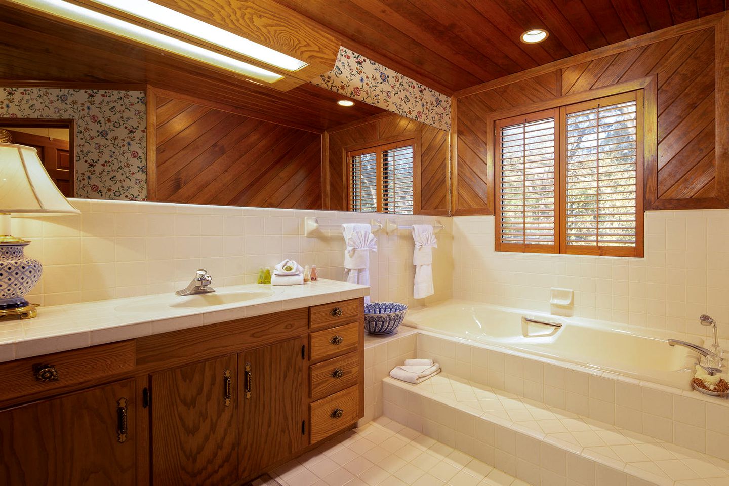 New Braunfels Glamping Retreat with Direct River Access. Ideal for Water Sports