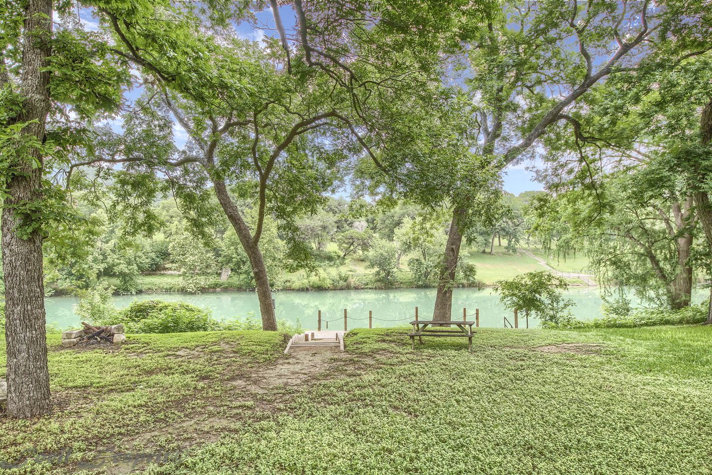 New Braunfels Glamping Retreat with Direct River Access. Ideal for Water Sports
