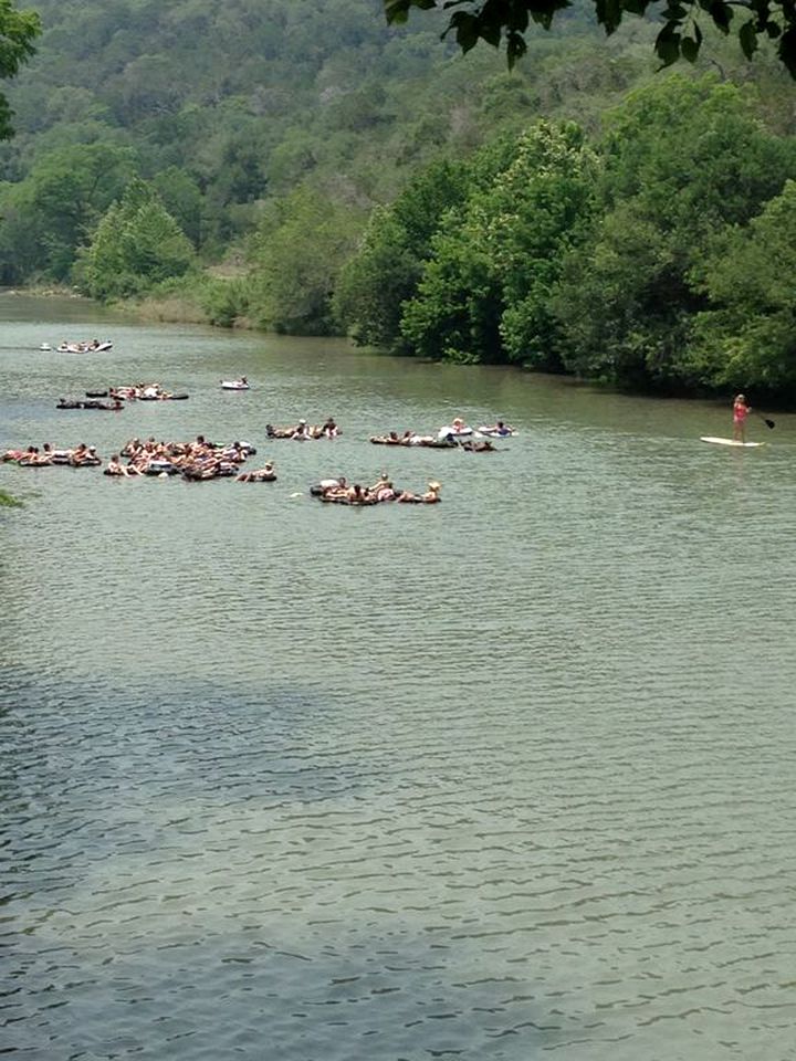 New Braunfels Glamping Retreat with Direct River Access. Ideal for Water Sports