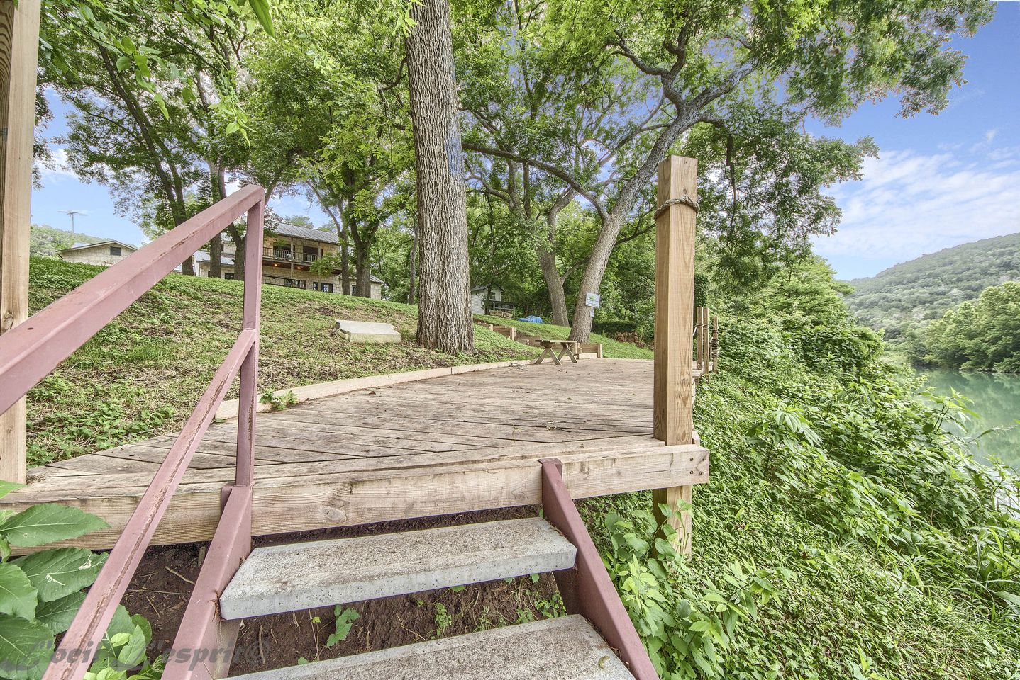 New Braunfels Glamping Retreat with Direct River Access. Ideal for Water Sports