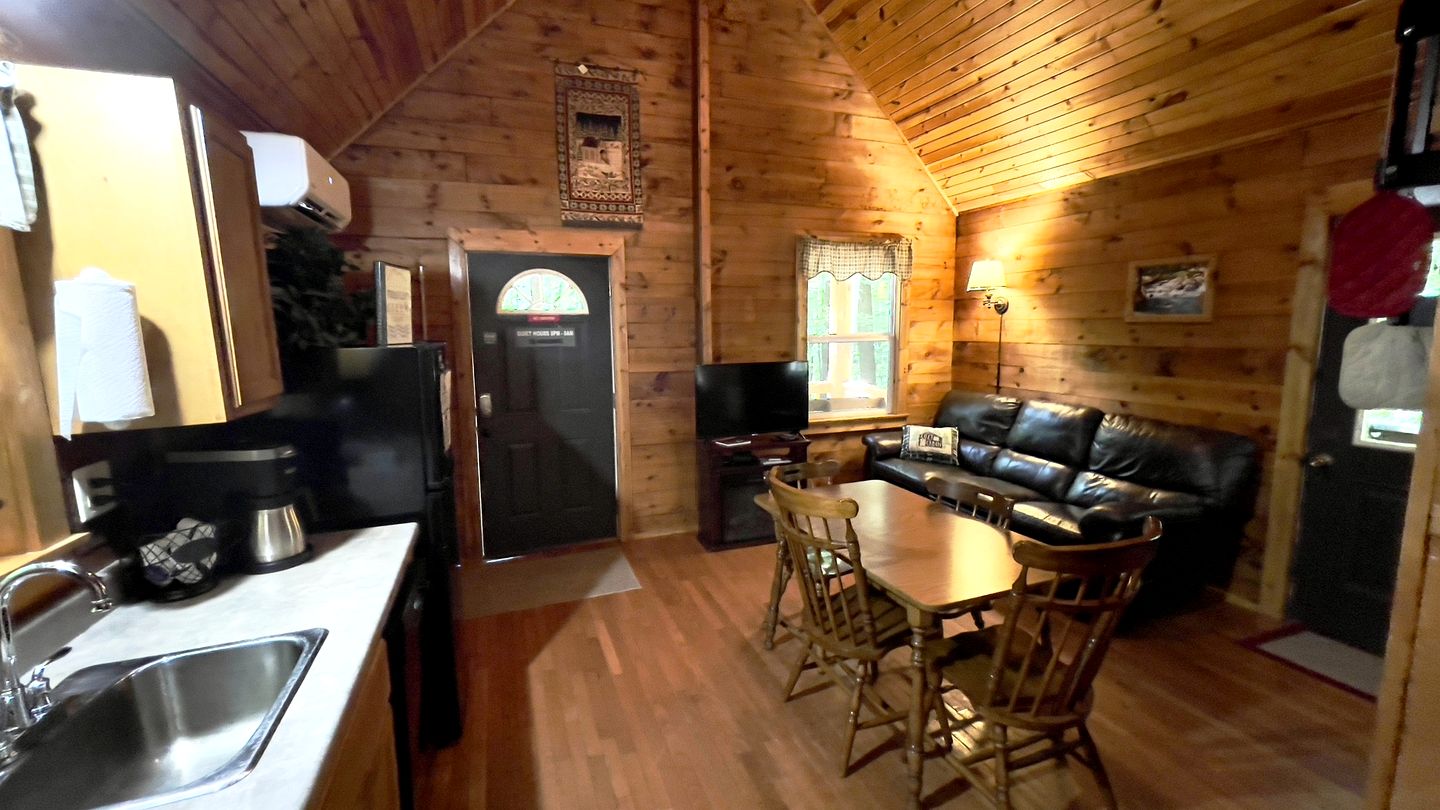 Peaceful Cabin with Hot Tub and Fire Pit in Bruceton Mills, West Virginia
