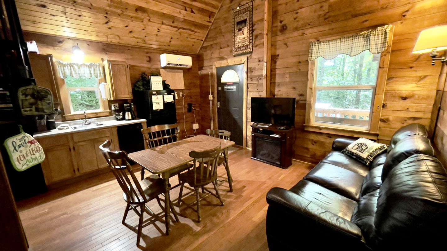 Peaceful Cabin with Hot Tub and Fire Pit in Bruceton Mills, West Virginia