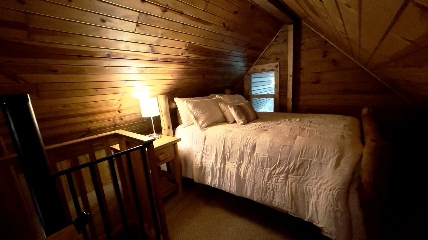 Peaceful Cabin with Hot Tub and Fire Pit in Bruceton Mills, West Virginia