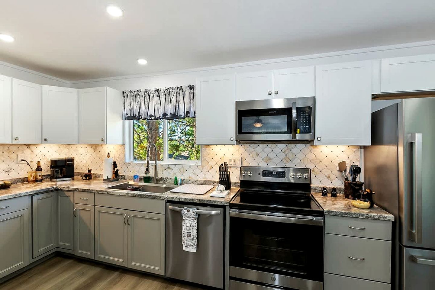 California Dreaming: Charming Cabin with Game Room in Prime Location