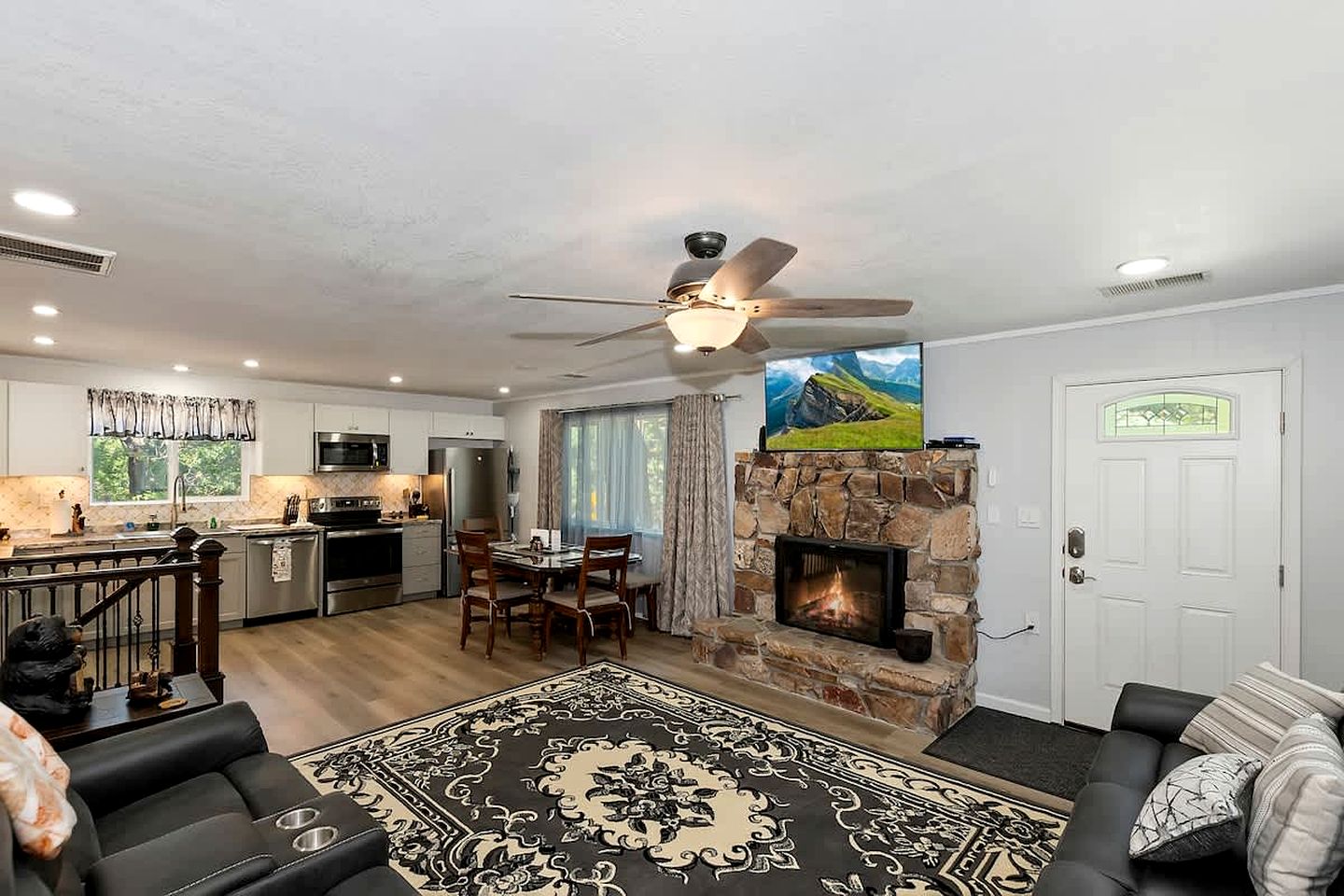 California Dreaming: Charming Cabin with Game Room in Prime Location