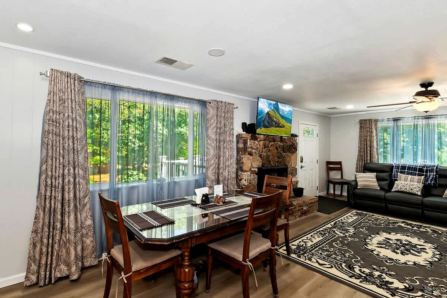 California Dreaming: Charming Cabin with Game Room in Prime Location