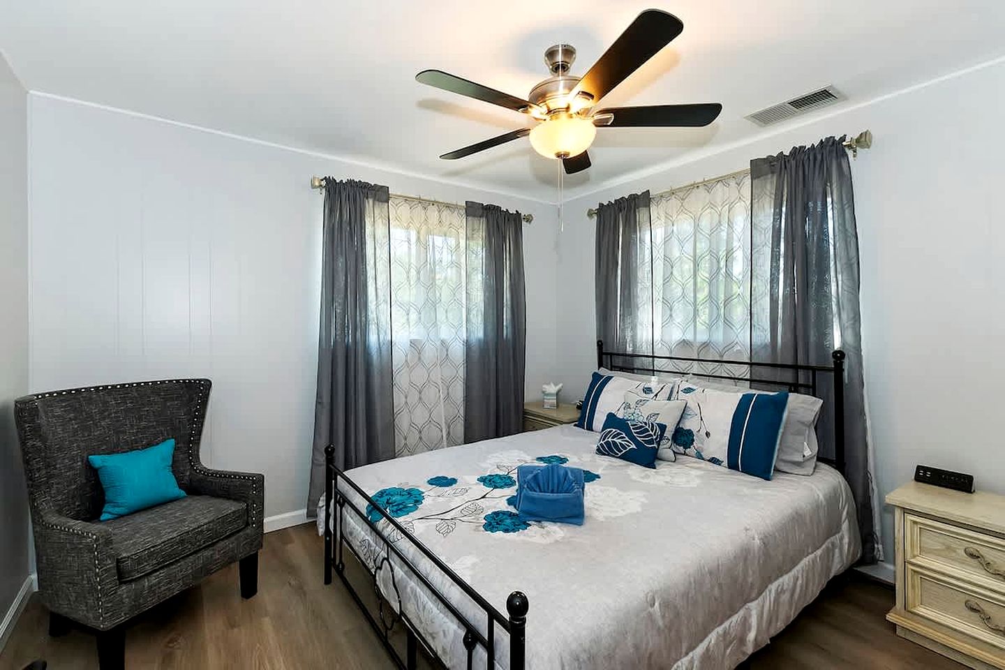 California Dreaming: Charming Cabin with Game Room in Prime Location